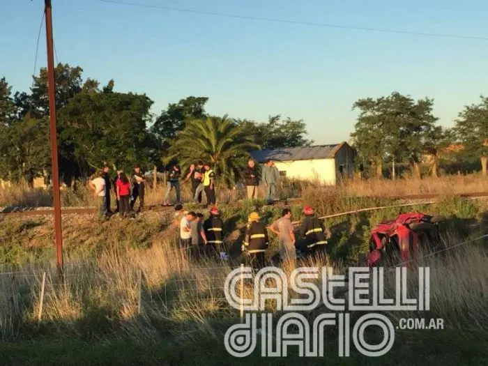 Tragedia en Ruta 2: Una locomotora arrolló a un auto y hay 2 muertos