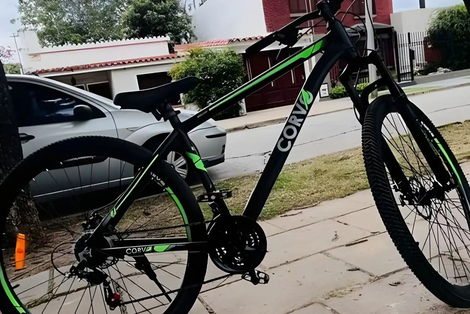 La bici estaba estacionada afuera de un comercio frente a plaza Belgrano.