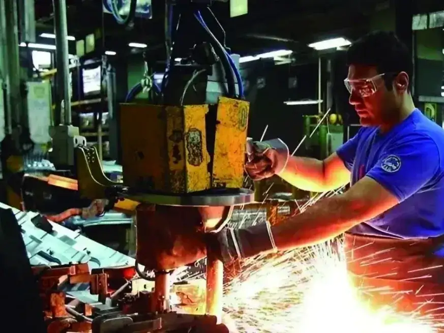 La industria fue la actividad que más empleo perdió en el gobierno de Milei.