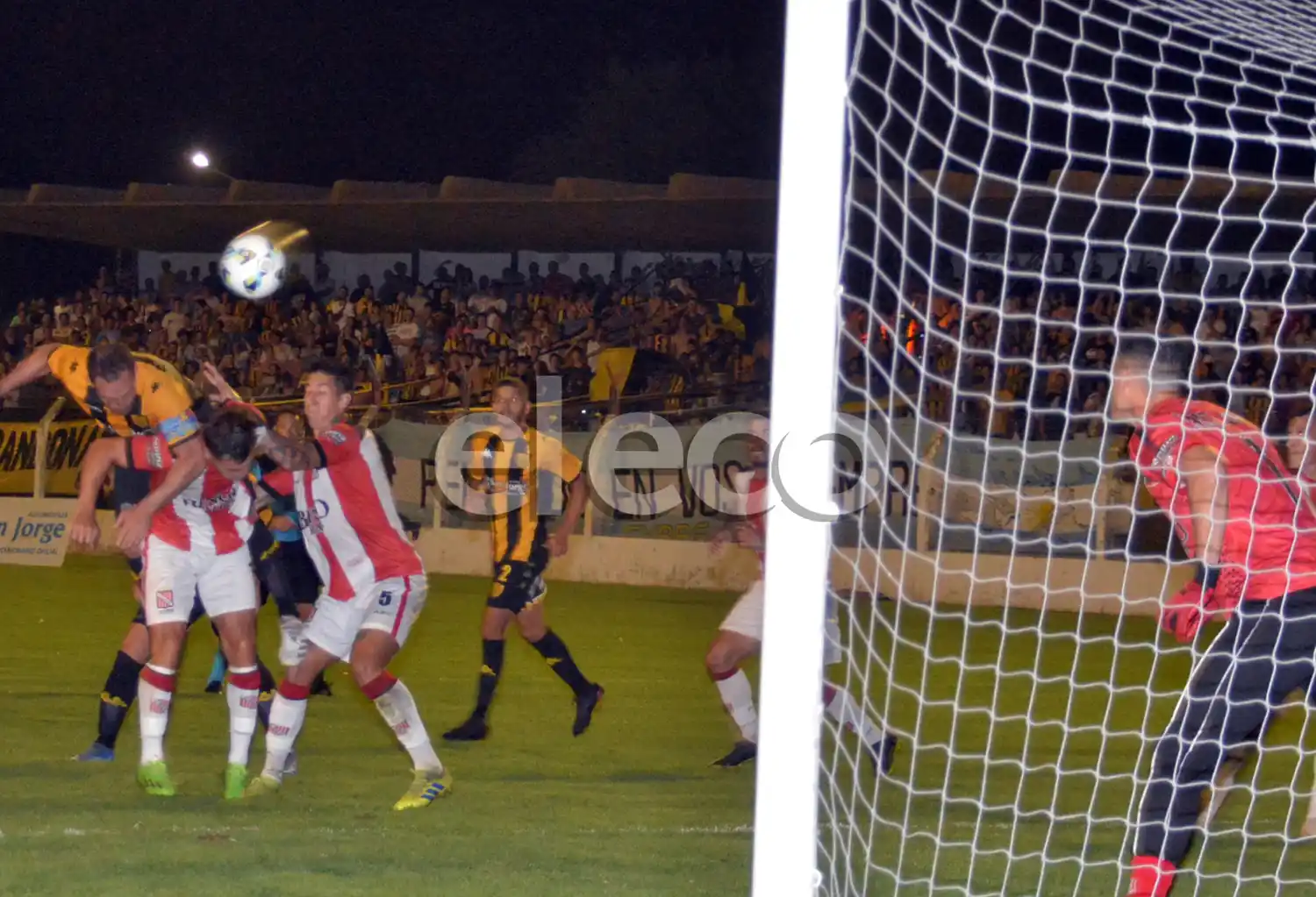 Michel gana arriba y el cabezazo se irá alto.