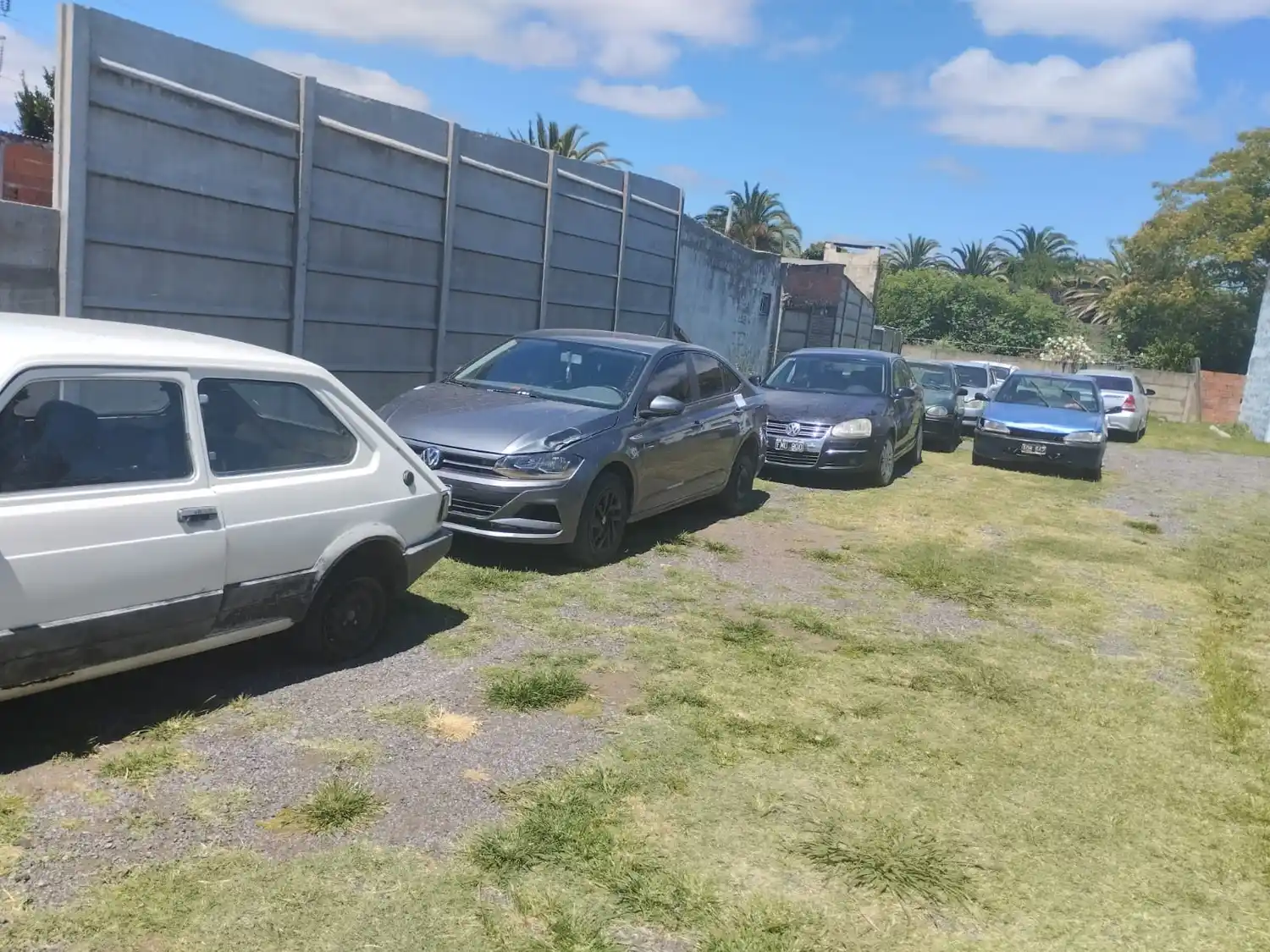 Los vehículos secuestrados ayer por la policía en el marco de uno de los allanamientos en Tandil.