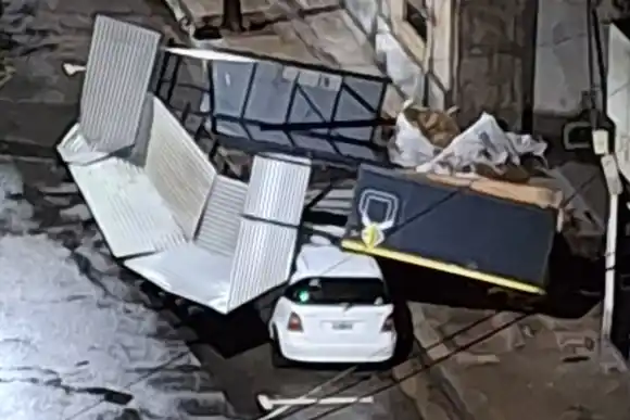 Temporal en Rosario: un auto quedó aplastado por las chapas de una construcción en el centro