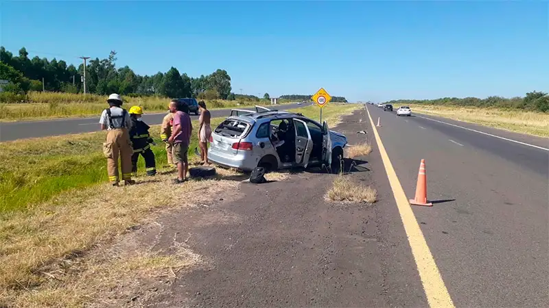 Perdió el control del auto, despistó y volcó en la Autovía Artigas
