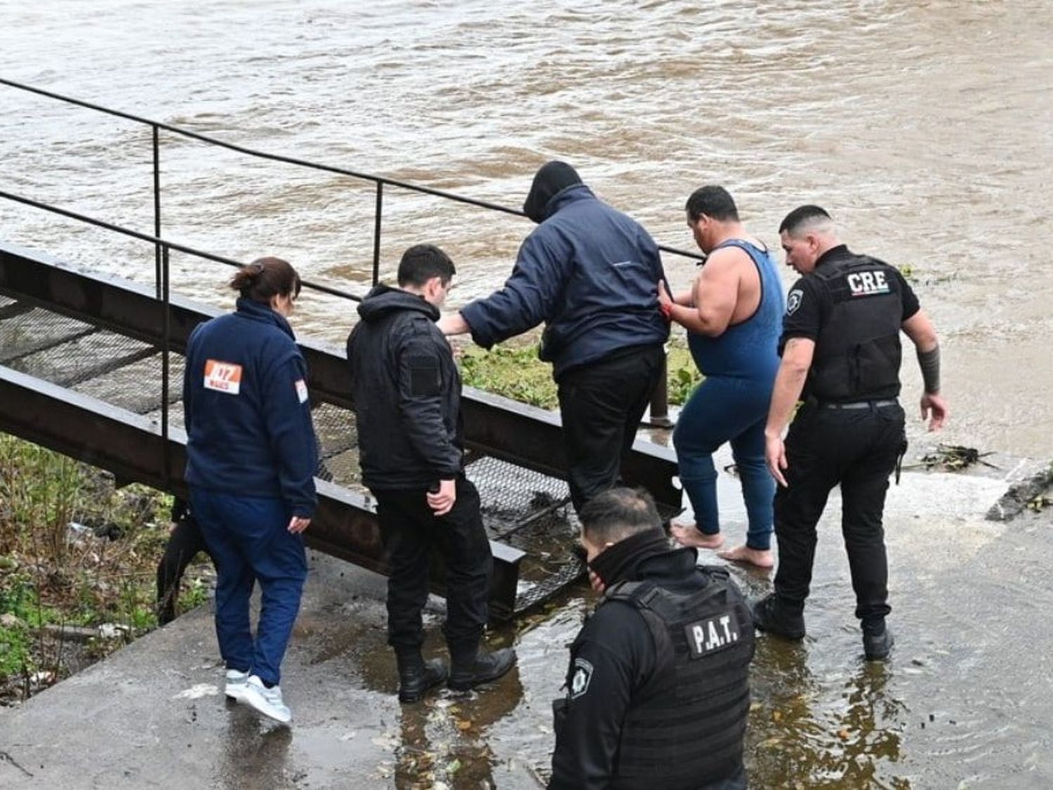 hombre se quiso tirar del puente colgante 2