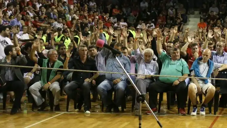 Asamblea en Newell’s: los socios rechazaron el balance