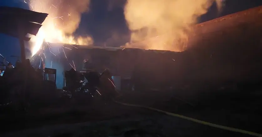 Hubo un incendio en la madrugada y dos personas fueron llevadas al Hospital