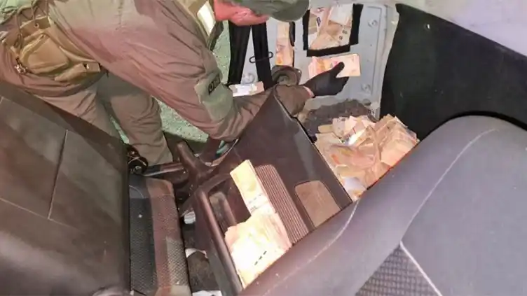 Viajaban por Ruta 14 con más de $31 millones ocultos