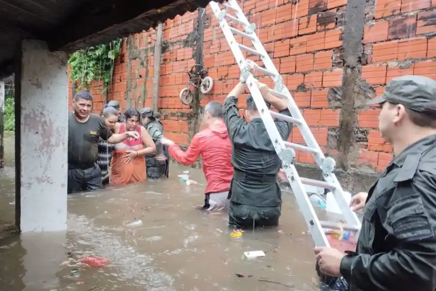 Con más de 200 milímetros de lluvia caída, la ciudad de Corrientes quedó bajo el agua