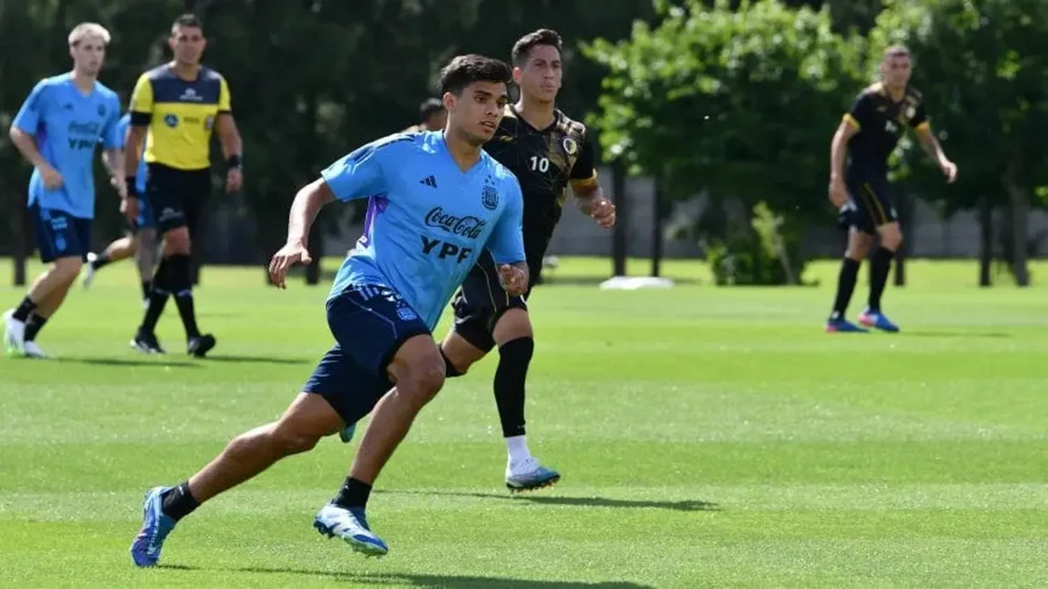 Santiago Castro, quien está en la mira de dos clubes italiano, convirtió el único gol del partido en el predio de Ezeiza.