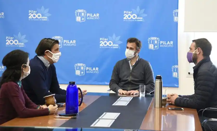 Moraco junto al intendente Achával. También estuvieron presentes la concejal Lourdes Filgueira y el secretario de Gobierno, Santiago Laurent.