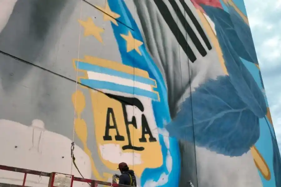 Santa Fe: el mural más grande para Messi toma forma y color