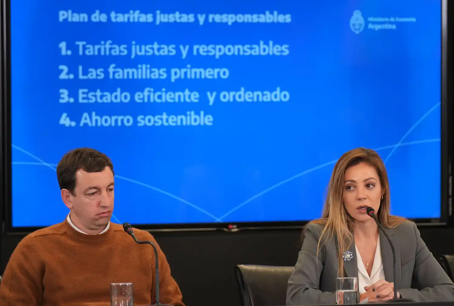 La secretaria de Energía, Flavia Royón, junto al subsecretario de Energía Eléctrica, Santiago Yanotti, durante el anuncio de ayer.