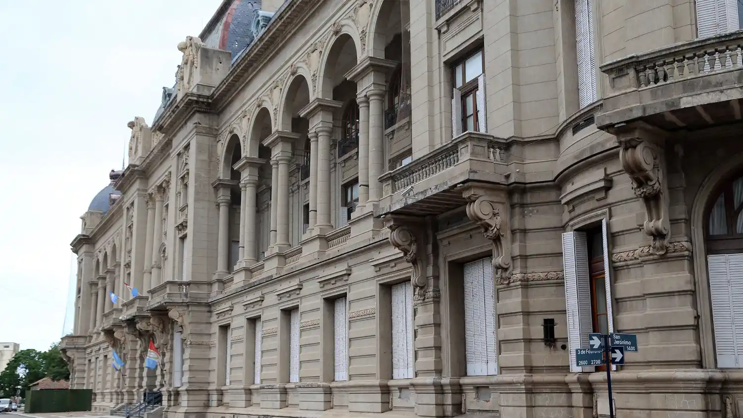 Un osado delincuente ingresó a la Casa de Gobierno a robar