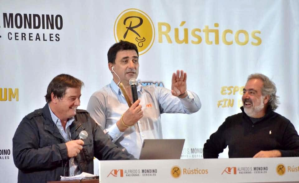 Rústicos se va a la playa para  ponerle el moño a un gran año