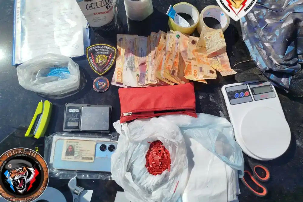 Circulaban en moto sin casco, volcaron en una persecución y los detuvieron con drogas en Tío Rolo.