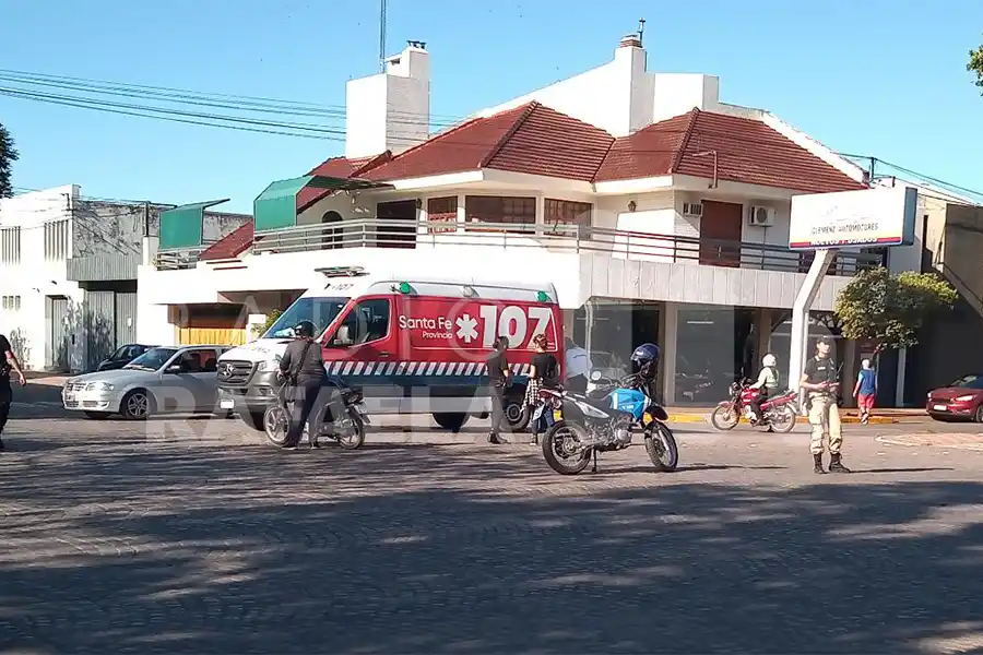 Chocó a una mujer en bicicleta, se dio a la fuga y dejó a su pareja embarazada en el lugar en barrio 9 de Julio