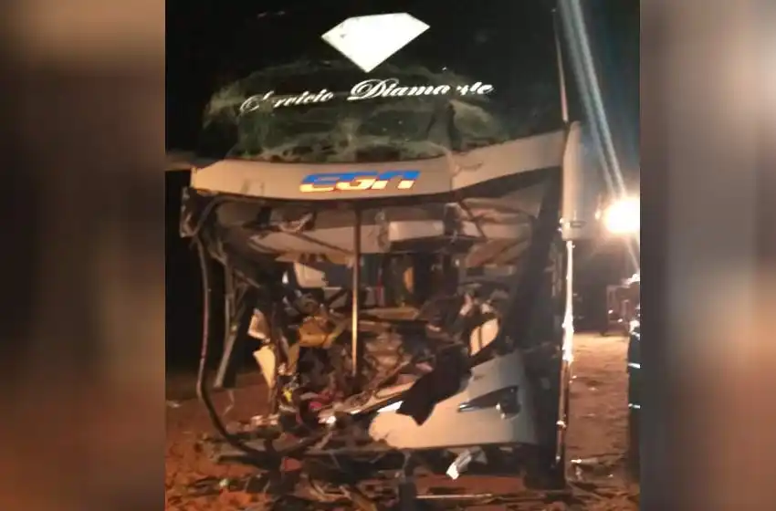 Chocó un micro con 48 pasajeros a bordo: hay una persona herida y otra atrapada