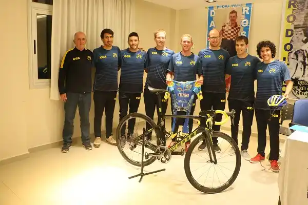 El Club Ciclista Argentino presentó equipo e indumentaria