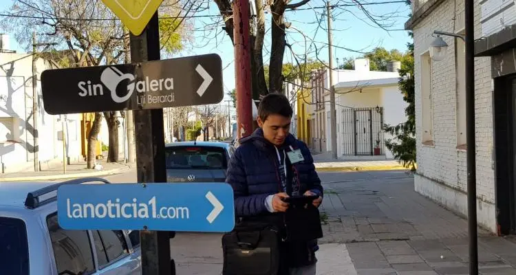 Personal de la empresa que cobra publicidad y propaganda releva carteles en los comercios