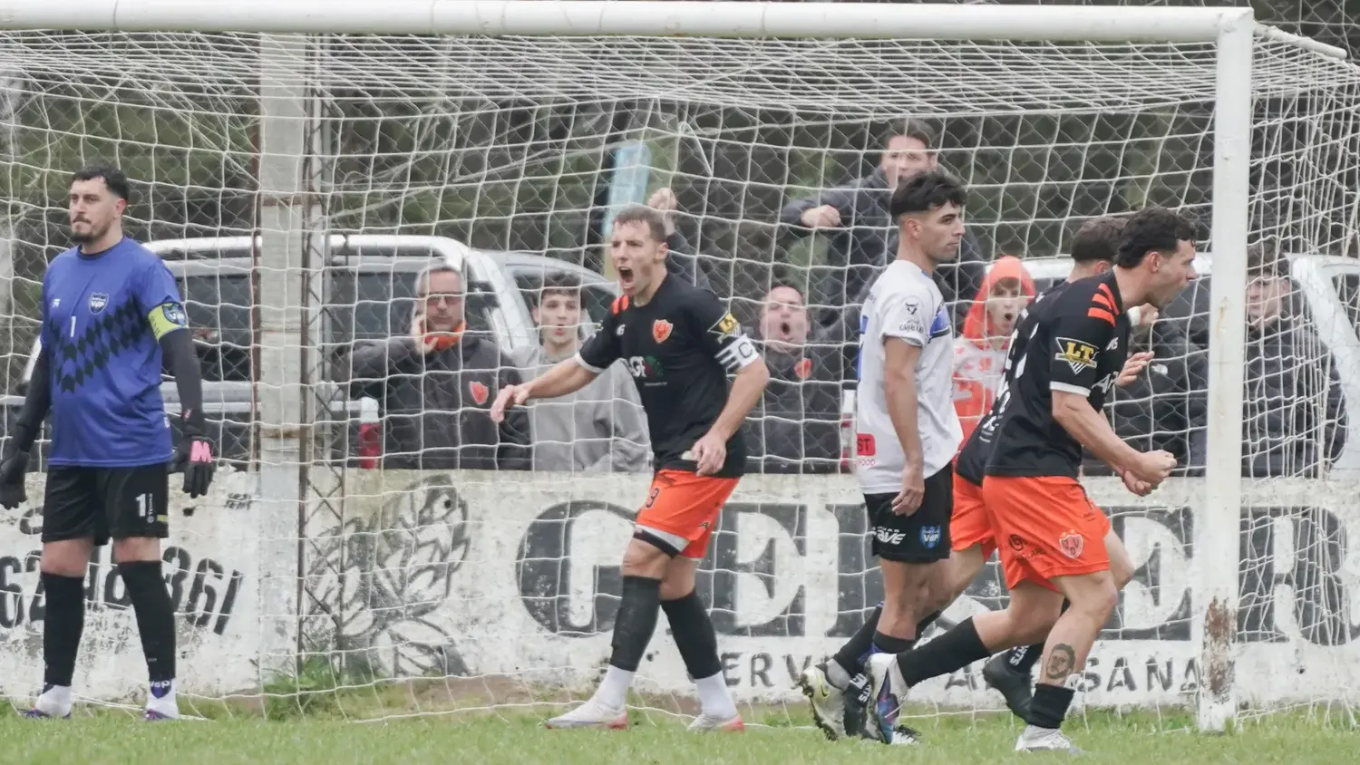 Fútbol: Villa Díaz Vélez goleó y aseguró el primer lugar de la Zona A