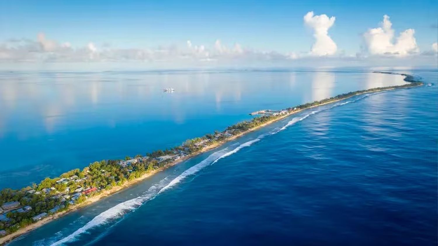 La vida diaria en Funafuti se adapta constantemente a las mareas que inundan el aeropuerto y las viviendas.