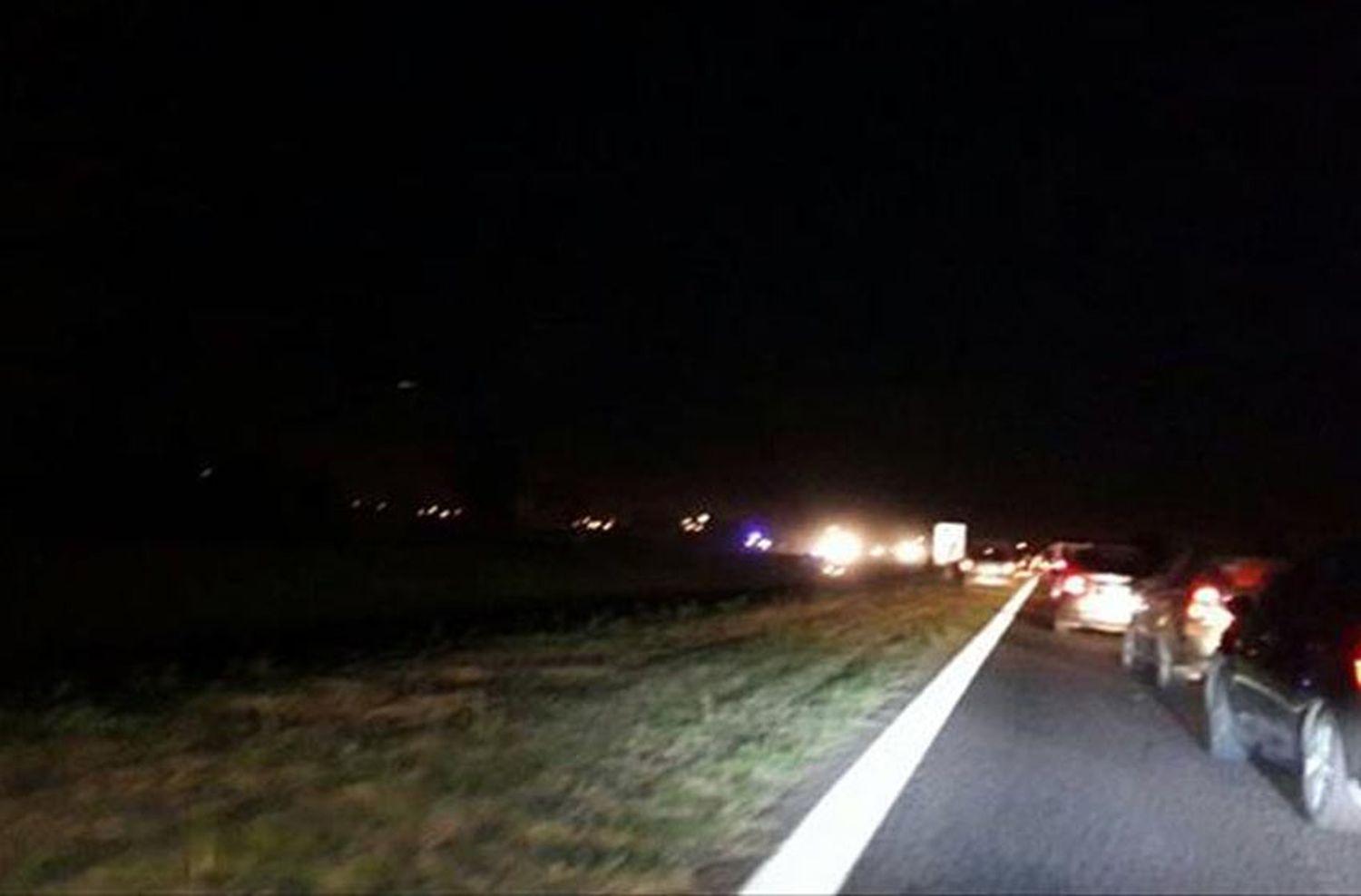 Autopista Rosario-Córdoba: les tiraron piedras para romperles una cubierta y les robaron todo
