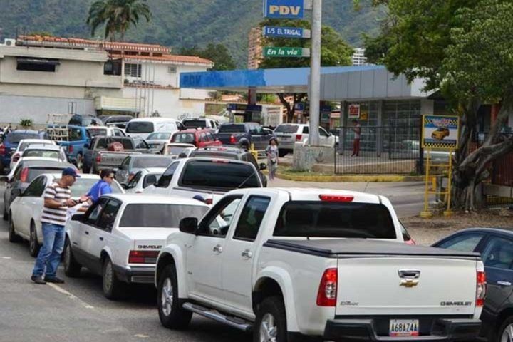 REFINERÍAS A MEDIA MÁQUINA: Venezuela dependerá todo el 2021 de gasolina importada, según expertos
