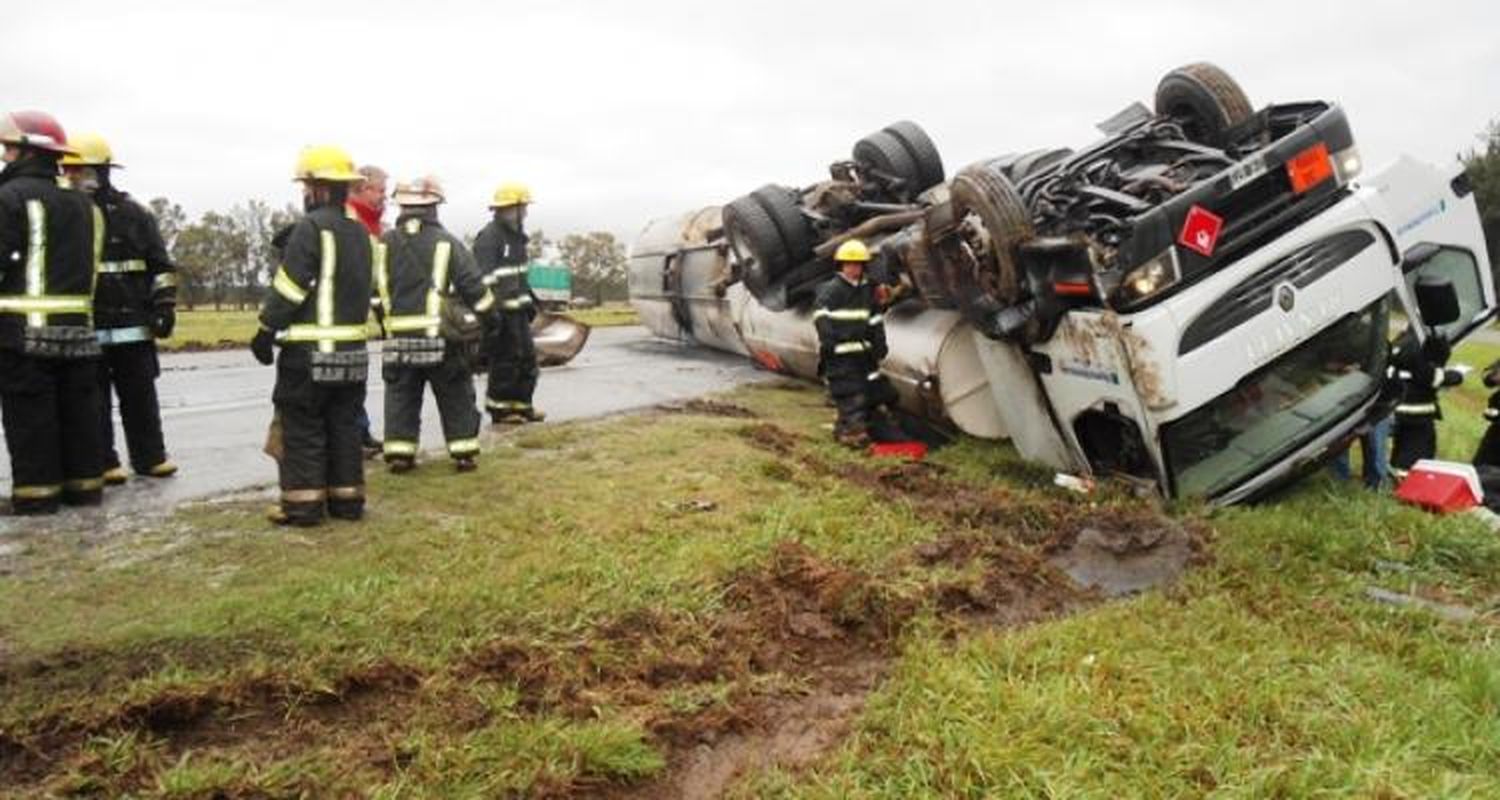 Camión cisterna volcó en el kilómetro 154 de la ruta 9