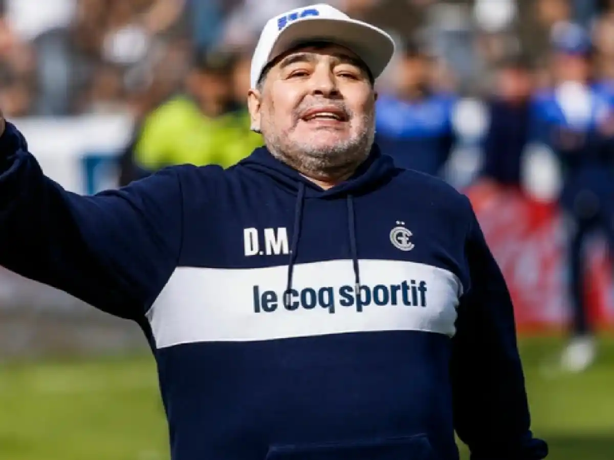 Maradona seguirá siendo entrenador de Gimnasia