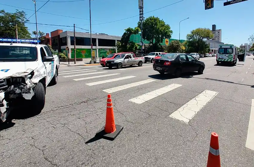 Una mujer debió ser trasladada tras haber sido embestida por un auto