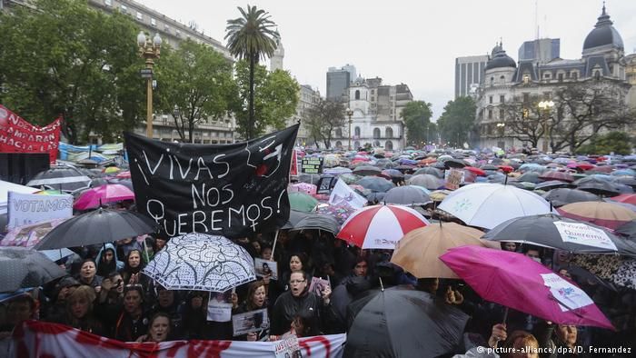 Simultaneas marchas contra feminicidios en América Latina