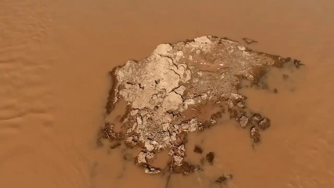 Por la bajante del río Paraná, pescadores caminaron diez metros sobre la "Piedra Mora"