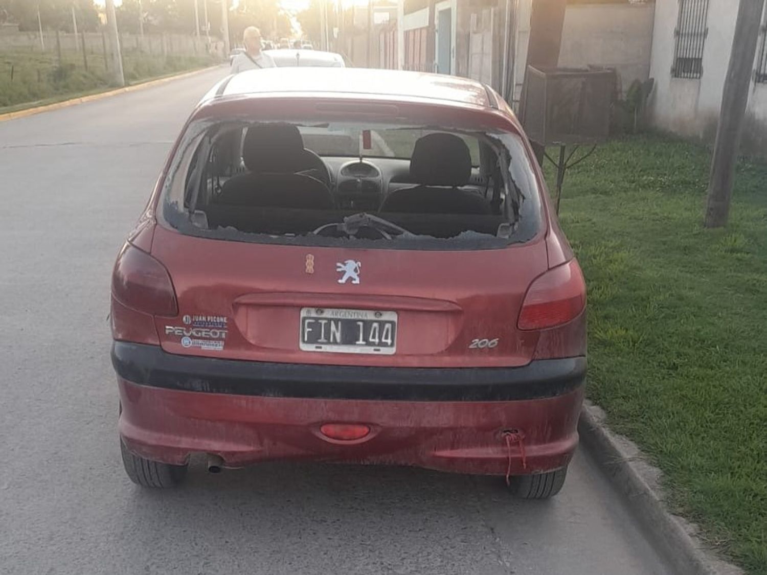 El Peugeot culminó con la luneta rota.