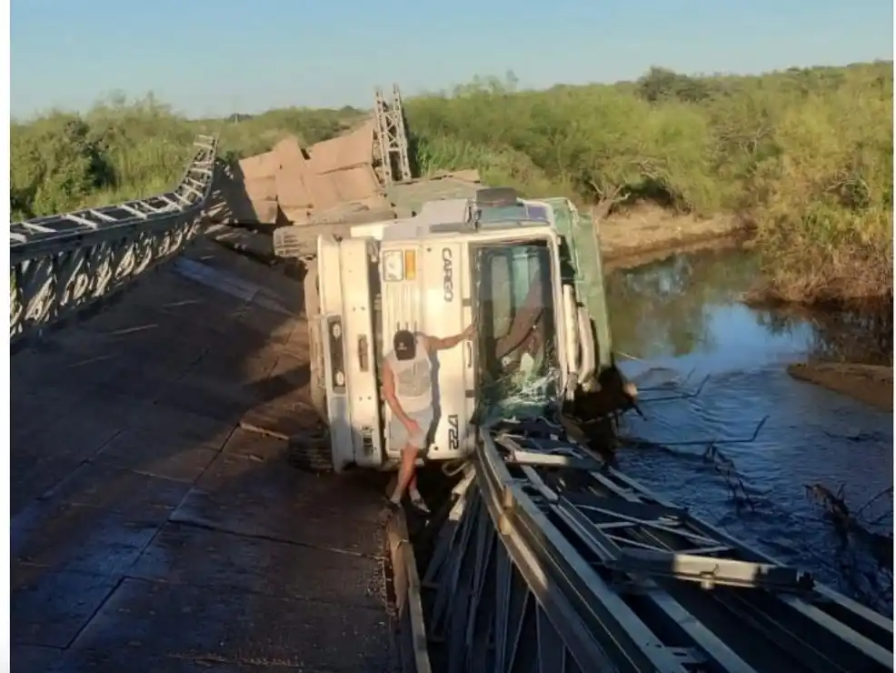 Un camión estaba pasando el puente provisorio de la Ruta Provincial 69S y colapsó
