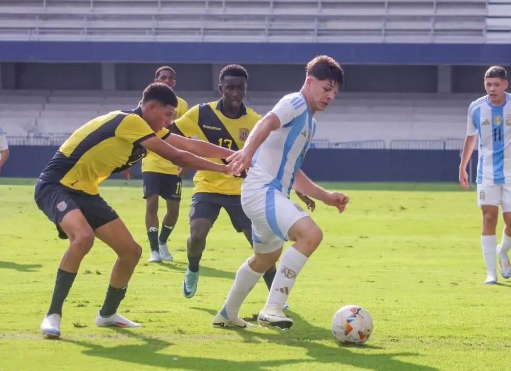 De Martis protegiendo la pelota ante sus rivales