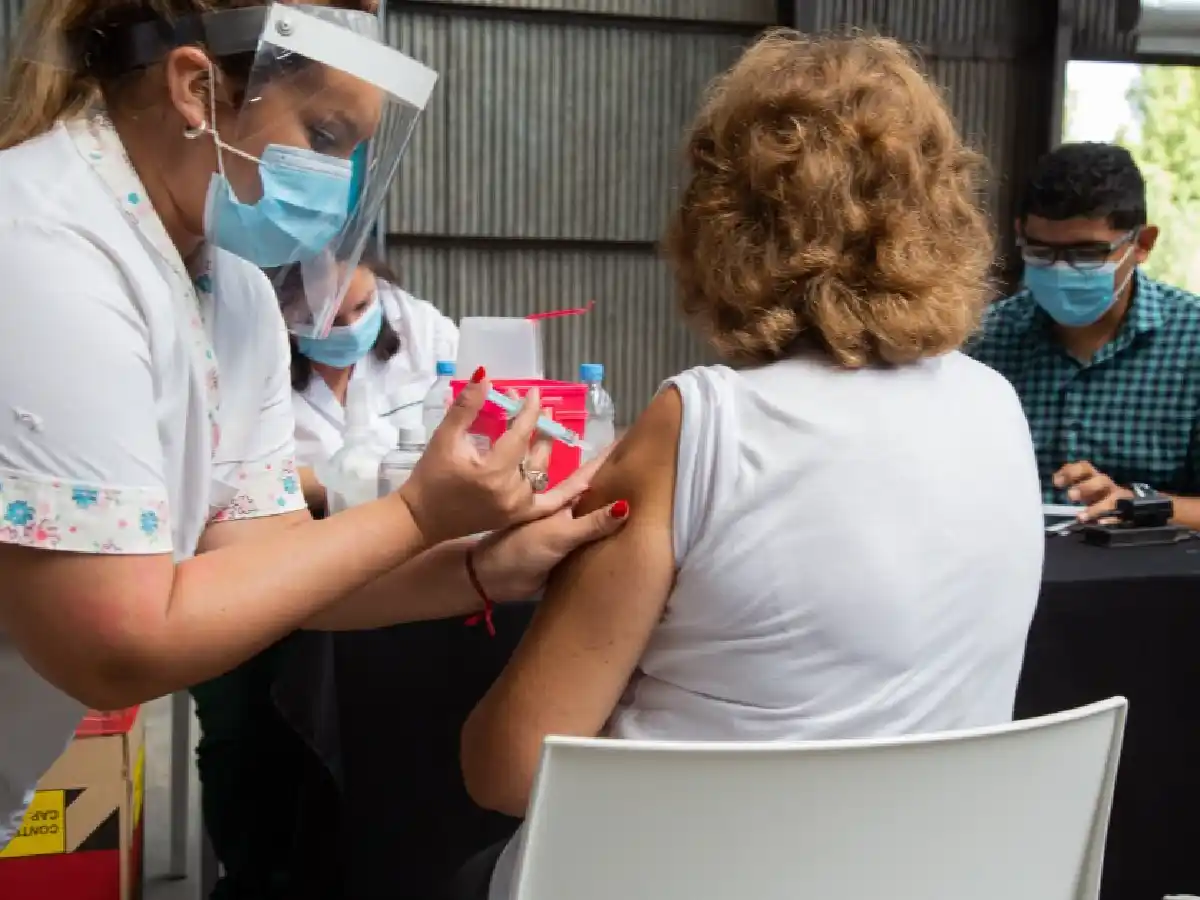 El ministro de Ciencia dijo que "es una estrategia posible" combinar las vacunas de coronavirus