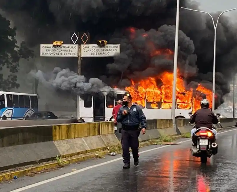 ¡Fuego! Emergencia en la autopista Prados del Este (+Fotos)