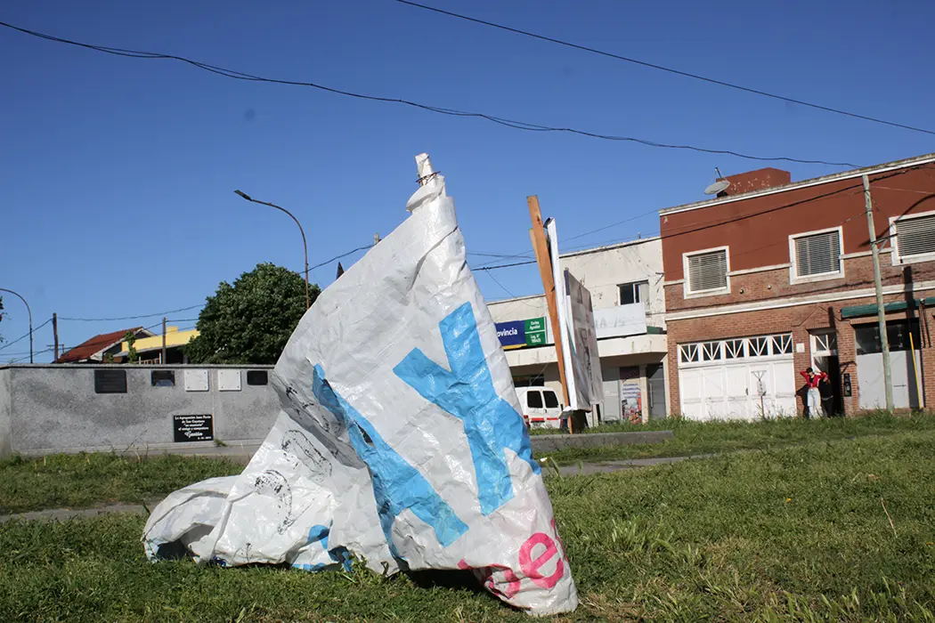 Carteles políticos. Todavía no los retiraron