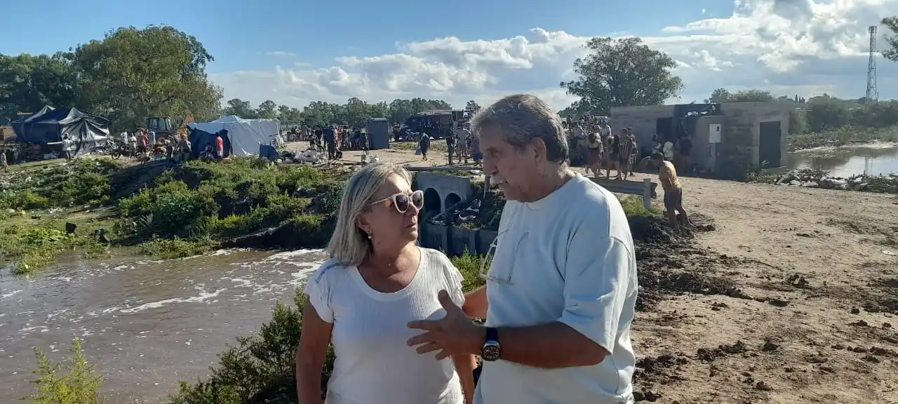 El ministro Grieve junto a la intendente Bogdan.