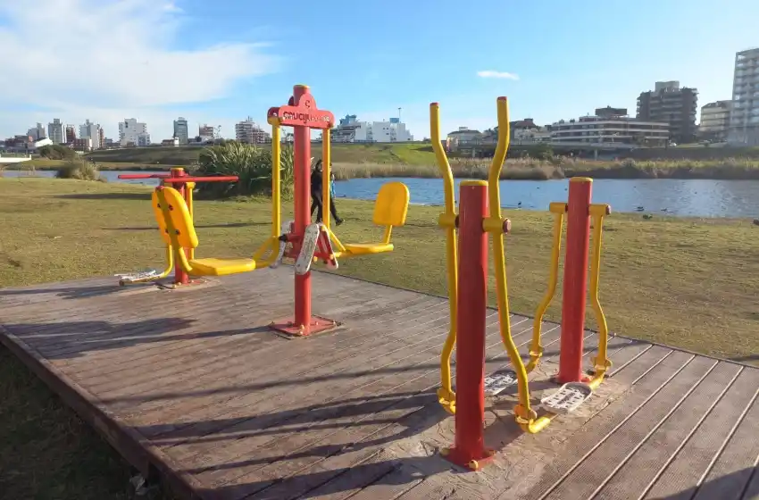 Instalan dos nuevas plazas saludables con equipamiento de calidad en Punta Mogotes