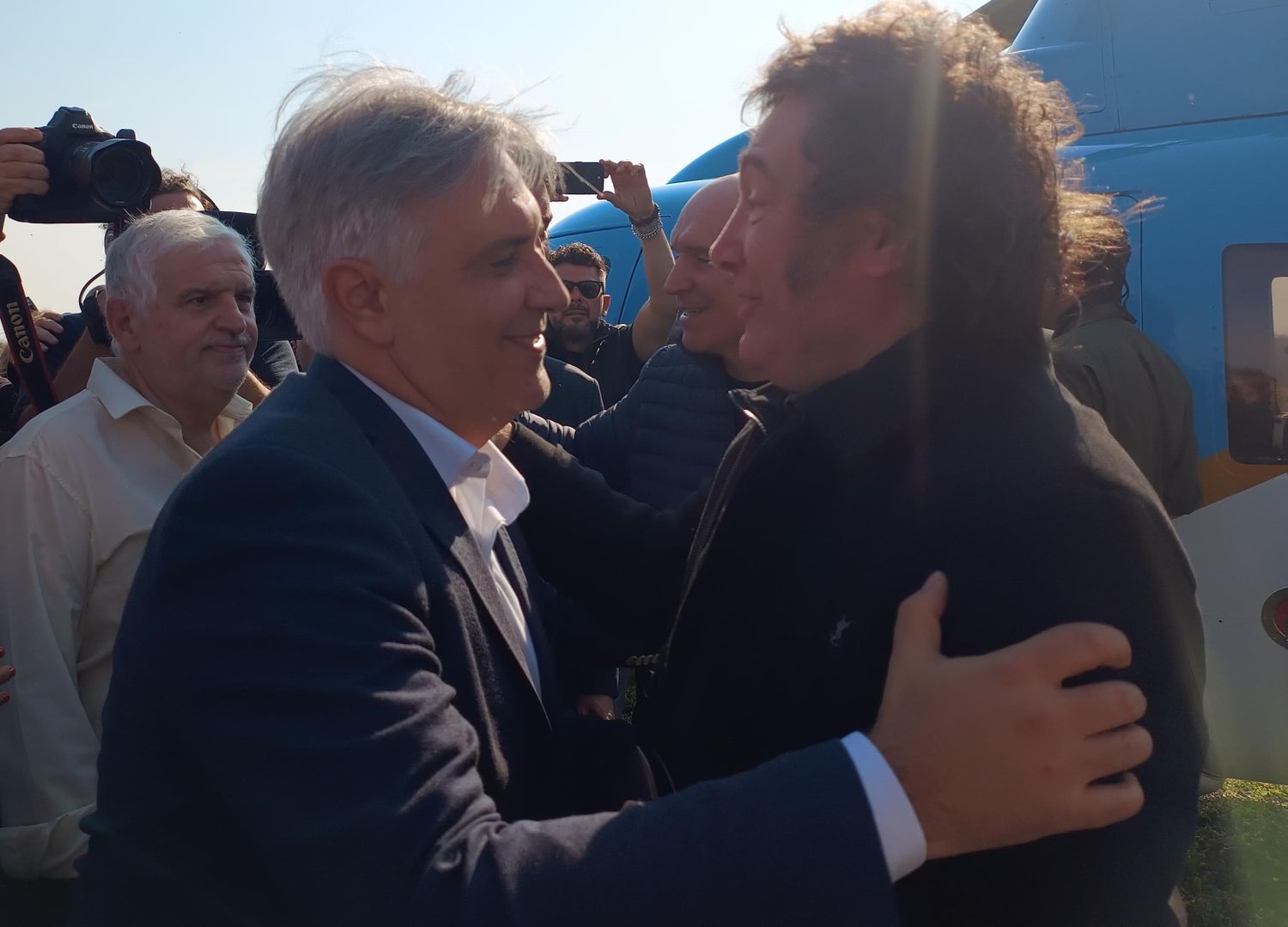 El saludo entre el gobernador y el presidente en Santa Fe.