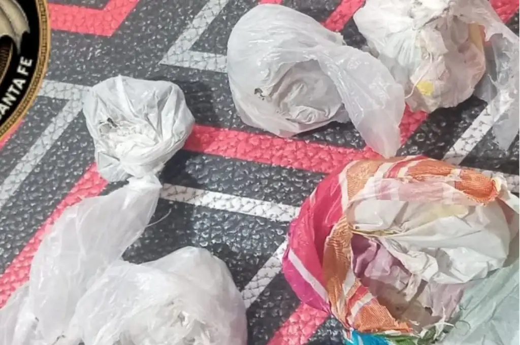 Santa Fe: detuvieron a joven que intentó ingresar droga a la cárcel de Las Flores. a la cárcel con una gomera