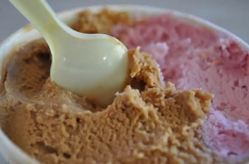 Dos delincuentes asaltaron una heladería con  una nena de diez años