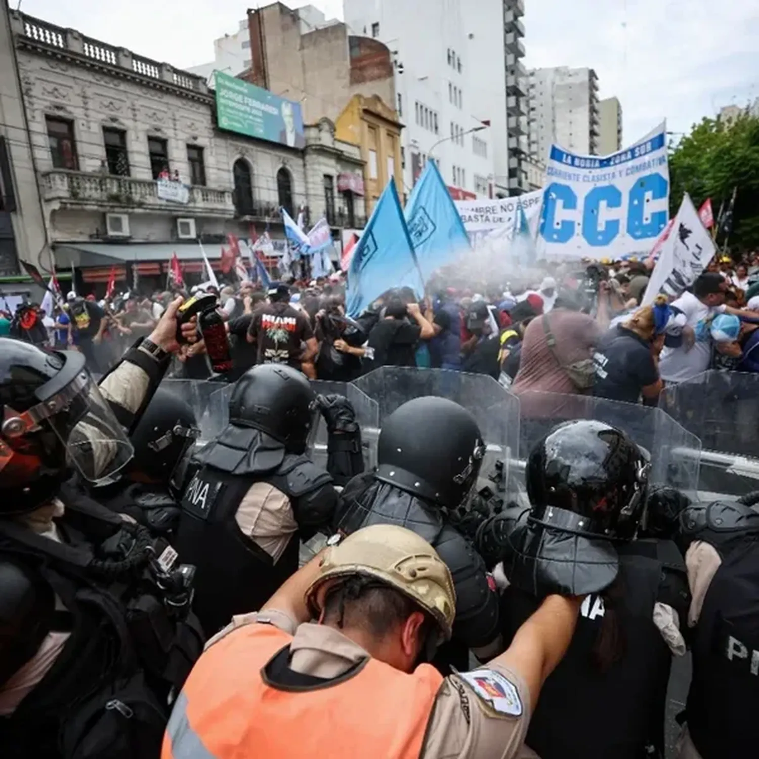 Enfrentamientos entre la Policía y los manifestantes en los cortes de Puente Pueyrredón y Saavedra