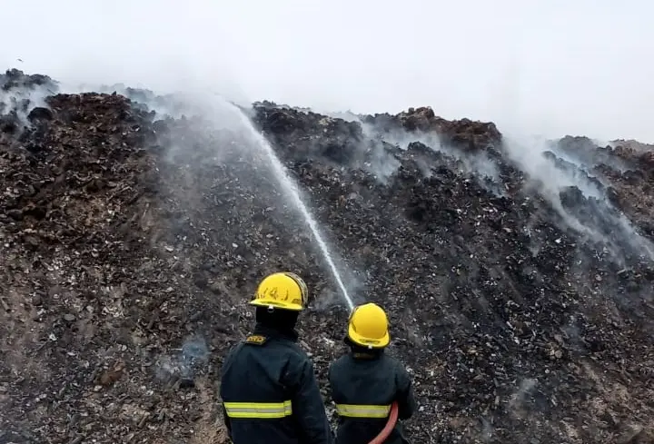 Durante varias horas bomberos trabajó en el incendio del basural