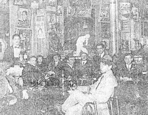 Exhibiendo el deterioro inevitable de las trece décadas transcurridas, esta imagen muestra un
sector del interior de la Confitería de la Unión, la
segunda del ramo inaugurada por Sanpaul.