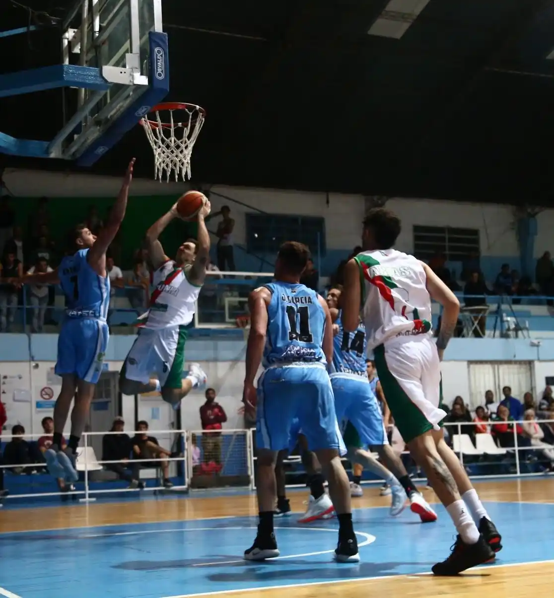 La remontada final no le alcanzó a Neptunia que perdió ante Regatas