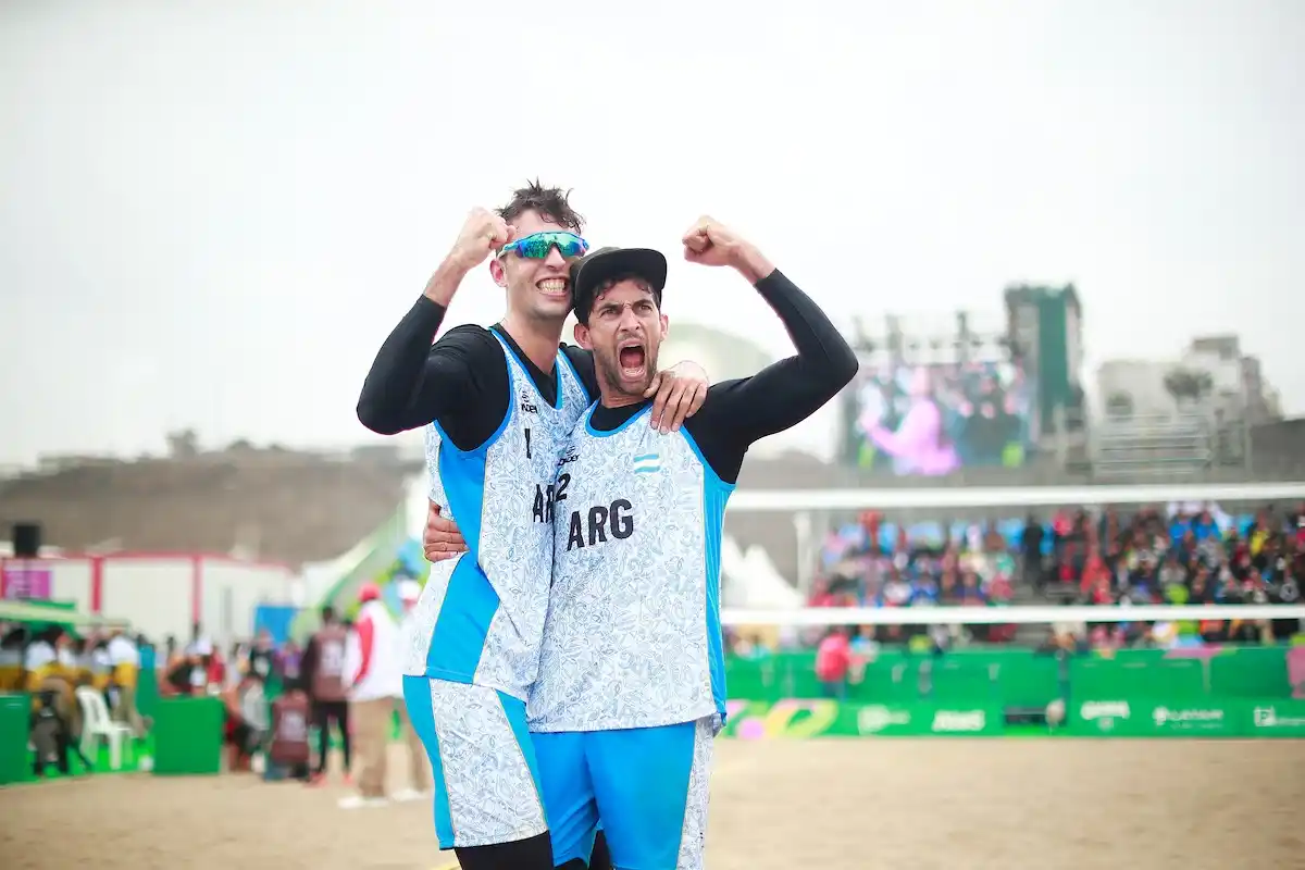 Medalla de Plata en femenino y Bronce en masculino en el beach vóley