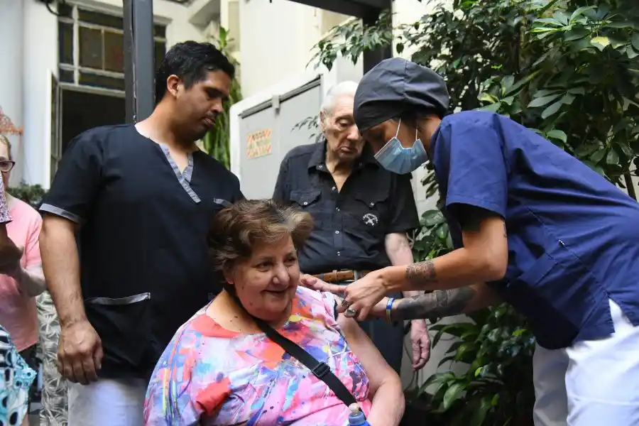 La Provincia continúa con el operativo de vacunación contra el COVID en los geriátricos