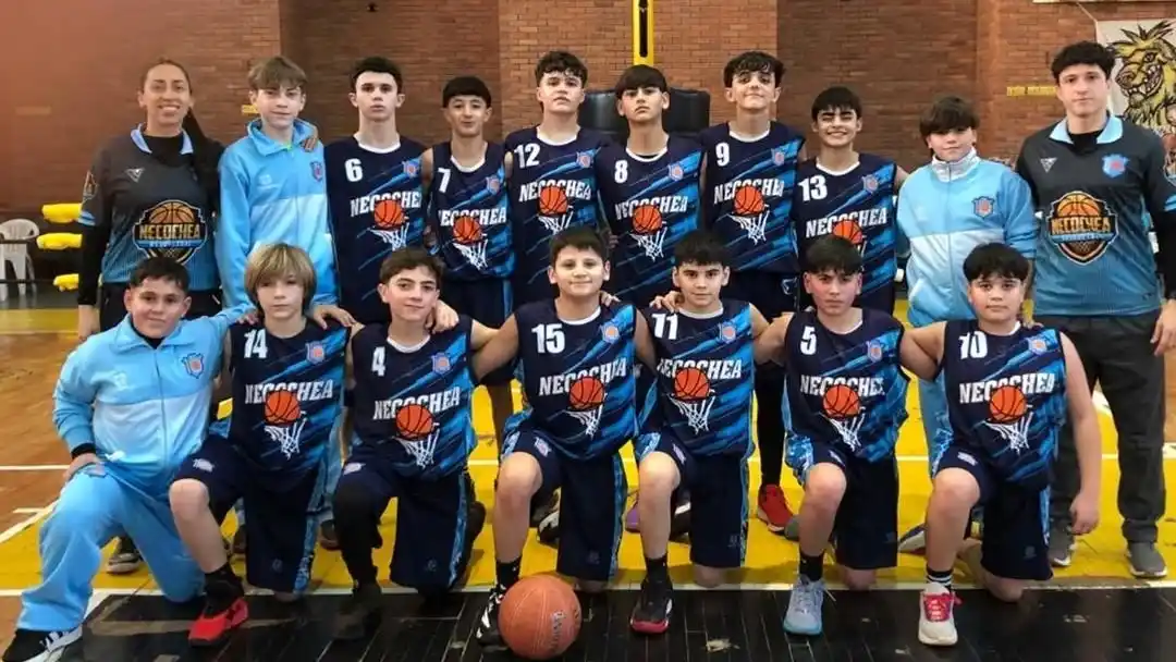 La Selección Sub-13 de la ABN, junto a sus entrenadores